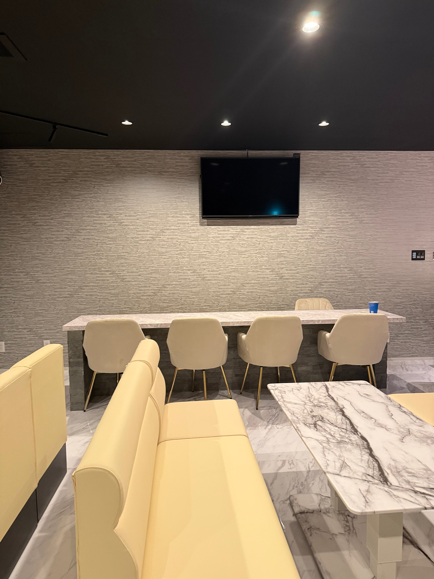 Rigolé Bar Lounge の店内